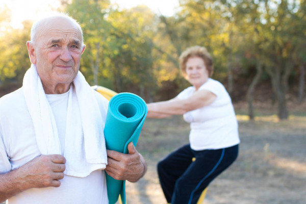 Пожилые люди занимаются спортом на открытом воздухе — Пара, Холестерин - Stock Photo | #251418690